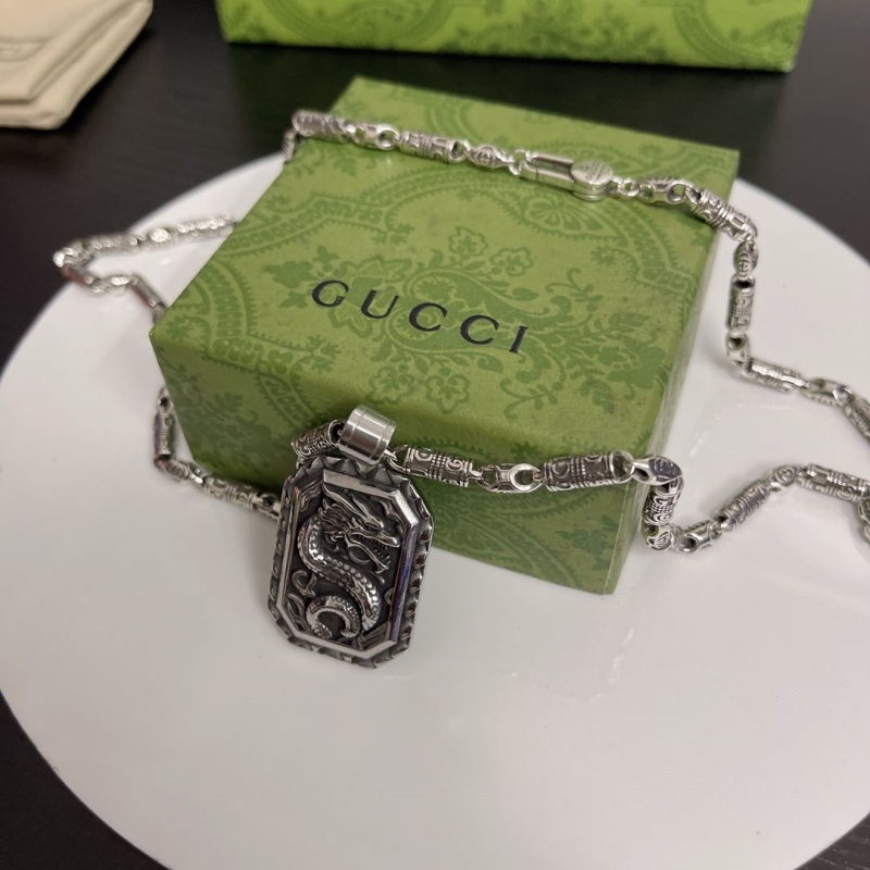 G*u*i necklaces